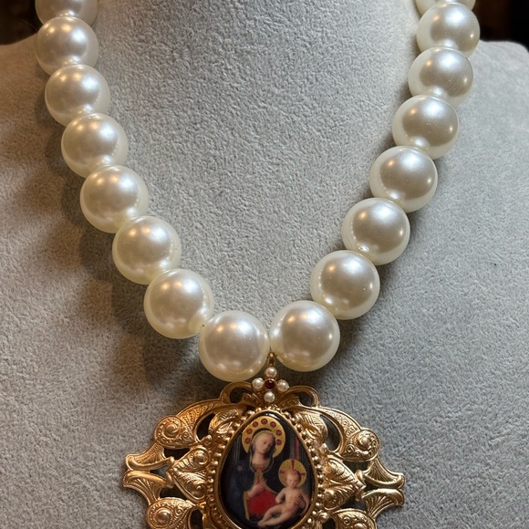 HandmadeElegant chunky faux Pearl Necklace with vintage pendant on ornate brass!